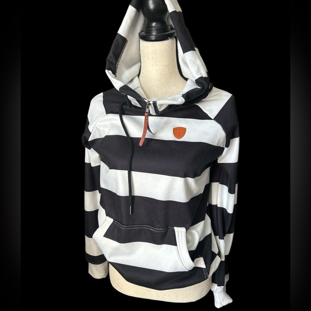 Black and white pullover